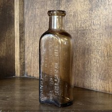 画像2: イギリス THE MALTINE LONDON アンティーク アンバーガラス瓶 (約高さ17.0cm) (2)
