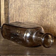 画像5: イギリス THE MALTINE LONDON アンティーク アンバーガラス瓶 (約高さ17.0cm) (5)