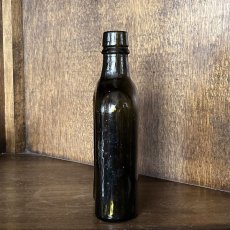 画像4: イギリス アンティーク 蒸留酒瓶のように歪曲しているアンバーガラス瓶 (約高さ15.5cm) (4)