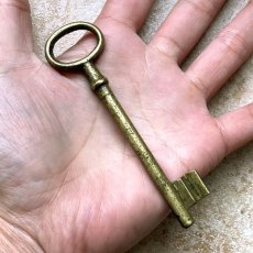 画像5: ドイツ アンティークブラスキー 古い鍵 約10.3cm (5)