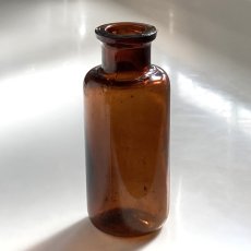 画像1: イギリス アンティークアンバーガラスボトル (約高さ10.9cm) (1)