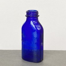 画像1: イギリス アンティークブルーガラスボトル MILK OF MAGNESIA (約高さ12.6cm) (1)