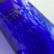 画像7: イギリス アンティークブルーガラスボトル MILK OF MAGNESIA (約高さ12.6cm) (7)