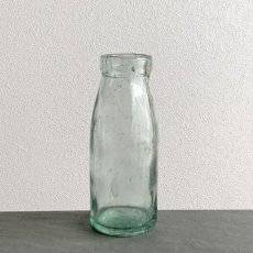 画像2: イギリス アンティークガラス瓶 ずしりとしっかりしたガラスボトル(約16.1cm) (2)