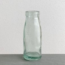 画像1: イギリス アンティークガラス瓶 ずしりとしっかりしたガラスボトル(約16.1cm) (1)
