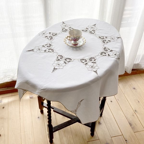 イギリス ヴィンテージ 刺繍された可愛いお花のテーブルクロス(約