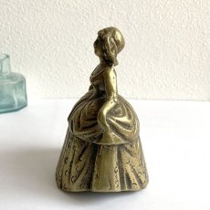 画像4: 1940-1960年代 イギリス アンティーク ビクトリア 女性レディハンドベル 真鍮ブラス製 (約9.2cm) (4)