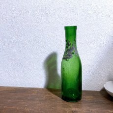 画像1: イギリス アンティークグリーンガラス瓶 古いガラスビン(約16.2cm) (1)