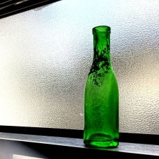 画像3: イギリス アンティークグリーンガラス瓶 古いガラスビン(約16.2cm) (3)