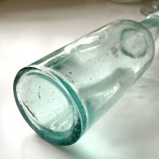 画像7: イギリス アンティークガラス瓶 古いガラスビン(約18.5cm) (7)