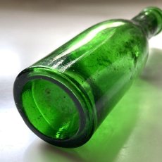 画像10: イギリス アンティークグリーンガラス瓶 古いガラスビン(約16.2cm) (10)