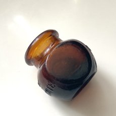 画像2: イギリス MARMITE 人気のアンバーカラー 1ozオンス アンティークガラス瓶 (高さ5.0cm)  (2)