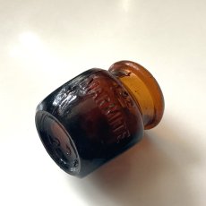 画像4: イギリス MARMITE 人気のアンバーカラー 1ozオンス アンティークガラス瓶 (高さ5.0cm)  (4)