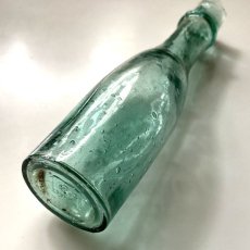 画像6: イギリス アンティークガラス瓶 古いガラスビン(約12.6cm) (6)