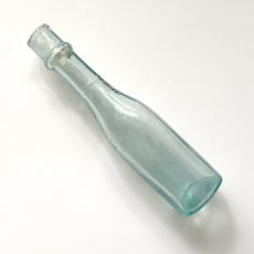 画像3: イギリス アンティークガラス瓶 古いガラスビン(約12.4cm) (3)
