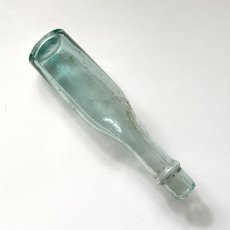 画像4: イギリス アンティークガラス瓶 古いガラスビン(約12.8cm) (4)