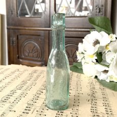 画像2: イギリス アンティークガラス瓶 古いガラスビン(約12.6cm) (2)