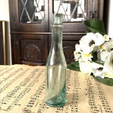 画像1: イギリス アンティークガラス瓶 古いガラスビン(約12.8cm) (1)