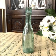 画像1: イギリス アンティークガラス瓶 古いガラスビン(約12.6cm) (1)