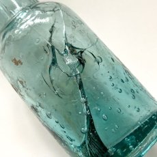 画像4: 【アウトレット/訳あり】イギリス アンティークガラス瓶 古いガラスビン(約10.1cm) (4)