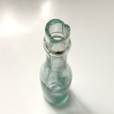 画像5: イギリス アンティークガラス瓶 古いガラスビン(約12.8cm) (5)
