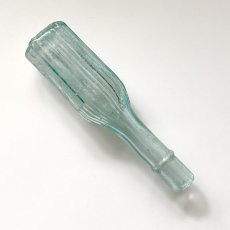 画像4: イギリス アンティークガラス瓶 古いガラスビン(約13.2cm) (4)