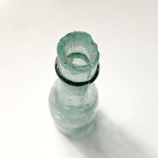 画像5: イギリス アンティークガラス瓶 古いガラスビン(約12.6cm) (5)