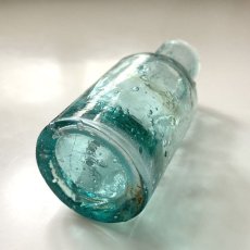 画像7: 【アウトレット/訳あり】イギリス アンティークガラス瓶 古いガラスビン(約10.1cm) (7)