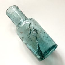 画像3: 【アウトレット/訳あり】イギリス アンティークガラス瓶 古いガラスビン(約10.1cm) (3)