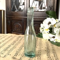 画像2: イギリス アンティークガラス瓶 古いガラスビン(約12.8cm) (2)