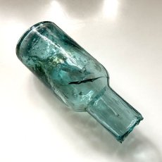 画像5: 【アウトレット/訳あり】イギリス アンティークガラス瓶 古いガラスビン(約10.1cm) (5)