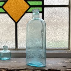 画像4: イギリス アンティーク 古いインテリアガラス瓶 (約高さ 17.2cm) (4)