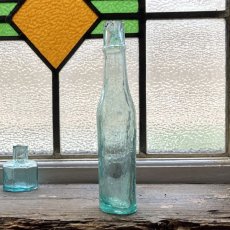 画像2: イギリス アンティーク 古いインテリアガラス瓶 (約高さ 17.3cm) (2)