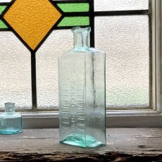 画像1: イギリス アンティーク ガラス瓶 ONE TABLE SPOONS(約高さ 16.2cm) (1)
