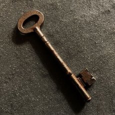 画像2: イギリス アンティークキー 2 シャビー感のある鉄製古い鍵 英国インテリア雑貨(約10.2cm) EY7582 (2)