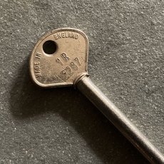 画像3: イギリス アンティークキー CENTURY H&J FOX WILLENHALL MADE IN ENGLAND 1R 2287 鉄製古い鍵 (約10.7cm)  (3)