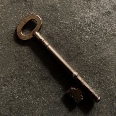 画像1: イギリス アンティークキー 1 シャビー感のある鉄製古い鍵 英国インテリア雑貨(約10.2cm) EY7580 (1)