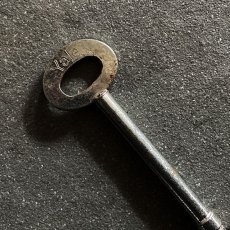 画像2: イギリス アンティークキー Yale A2 鉄製古い鍵 英国インテリア雑貨(約10.6cm)  (2)