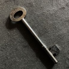 画像1: イギリス アンティークキー Yale A2 鉄製古い鍵 英国インテリア雑貨(約10.6cm)  (1)
