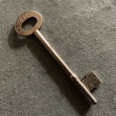 画像1: イギリス アンティークキー YALE A1 鉄製古い鍵 英国インテリア雑貨(約10.6cm)  (1)