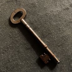 画像1: イギリス アンティークキー 8 シャビー感のある鉄製古い鍵 英国インテリア雑貨(約10.2cm) EY7591 (1)