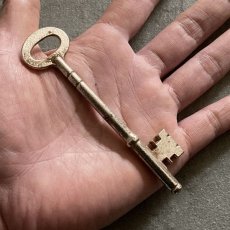 画像3: イギリス アンティークキー 8 シャビー感のある鉄製古い鍵 英国インテリア雑貨(約10.2cm) EY7590 (3)