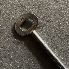 画像3: イギリス アンティークキー Yale A2 鉄製古い鍵 英国インテリア雑貨(約10.6cm)  (3)