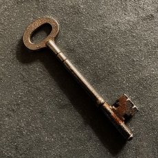 画像2: イギリス アンティークキー 1 シャビー感のある鉄製古い鍵 英国インテリア雑貨(約10.2cm) EY7580 (2)