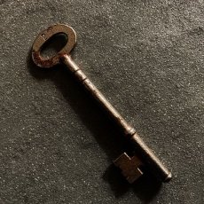 画像1: イギリス アンティークキー 2 シャビー感のある鉄製古い鍵 英国インテリア雑貨(約10.2cm) EY7582 (1)