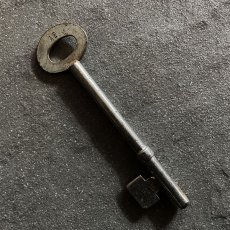 画像4: イギリス アンティークキー Yale A2 鉄製古い鍵 英国インテリア雑貨(約10.6cm)  (4)