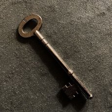 画像1: イギリス アンティークキー 8 シャビー感のある鉄製古い鍵 英国インテリア雑貨(約10.2cm) EY7590 (1)