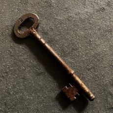 画像1: イギリス アンティークキー 8 シャビー感のある鉄製古い鍵 英国インテリア雑貨(約10.2cm) EY7589 (1)