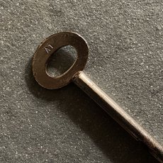 画像3: イギリス アンティークキー YALE A1 鉄製古い鍵 英国インテリア雑貨(約10.6cm)  (3)