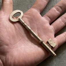 画像3: イギリス アンティークキー 2 シャビー感のある鉄製古い鍵 英国インテリア雑貨(約10.2cm) EY7582 (3)